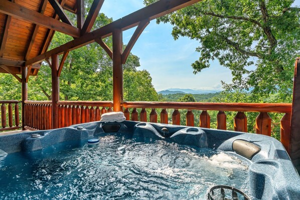 Bubbly hot tub with smoky mountains views!