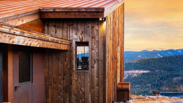 Sierra Rock Hus - Rustic Luxury with Endless Views