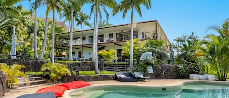 Beautiful 9 Bedroom house with  views over Cape Byron and the Light House