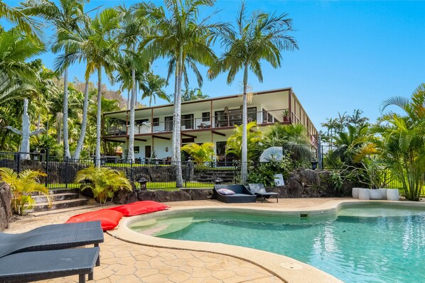 Beautiful 9 Bedroom house with  views over Cape Byron and the Light House