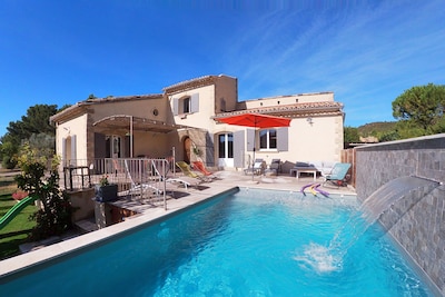Large heated pool house * in Provence, with dominant views (sleeps 12) 