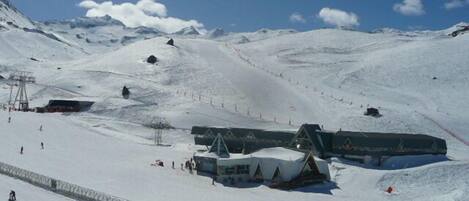 vue balcon sur pistes, remontées mécaniques et tapis roulants  