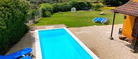 Panorámica jardín-piscina