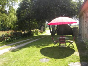 LE JARDIN DEVANT LA MAISON
