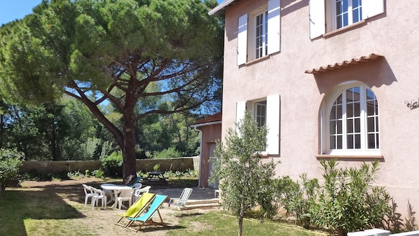 La maison dans un quartier résidentiel- The house in a residential area