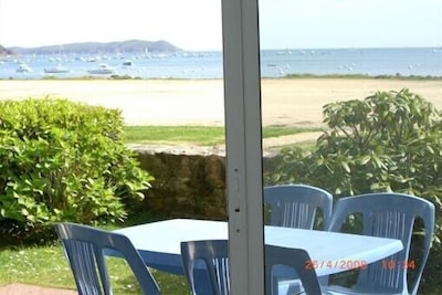 Terrasse avec Jardinet,
devant : salon, coin cuisine, chambre
Face : Île Tomé