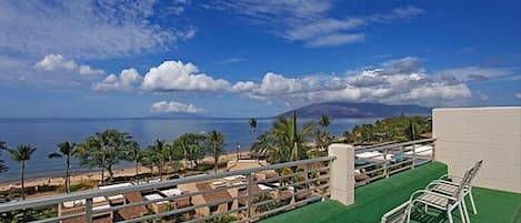 KBR features this top-of-the-world viewing deck. Tables, chairs & 2 gas grills!