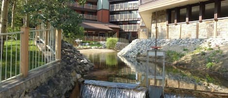 Welcome to the gorgeous Sawmill Creek Condominiums!
