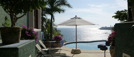 Enjoy a villa with the best views of Huatulco with private beach. The price already includes the service.