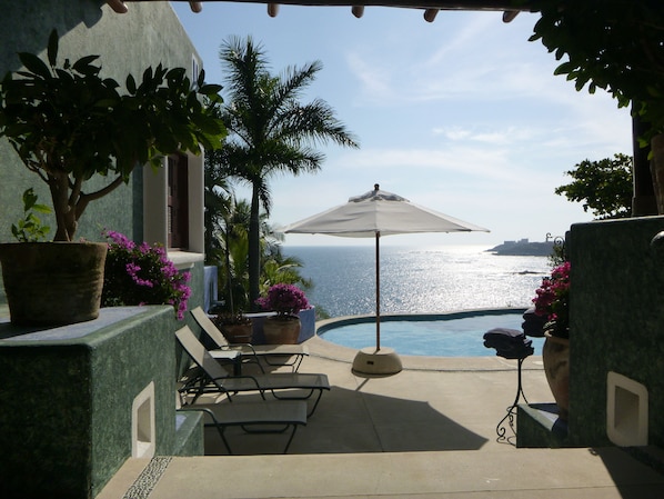 Enjoy a villa with the best views of Huatulco with private beach. The price already includes the service.