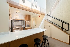Park Avenue 212-Both bedrooms are located upstairs