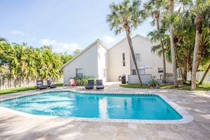 BEAUTIFUL BEACH HOME WITH FUN POOL!🏖