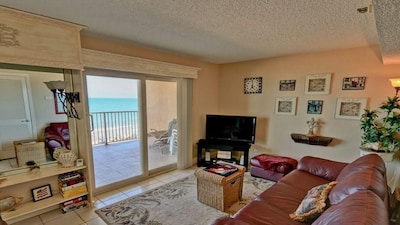 Cozy BeachFront Condo with Oversized Balcony and Amazing Views