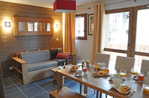 The 430 sq. ft. apartment is ideal for families or groups of 6, and features traditional decor and modern amenities.