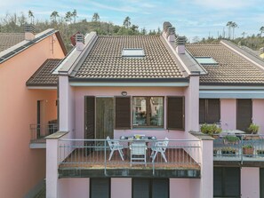 Gebäude, Eigentum, Fenster, Himmel, Wolke, Tür, Haus, Nachbarschaft, Wohngebiet, Veranda