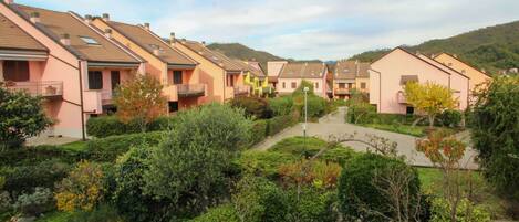 Plante, Ciel, Bâtiment, Nuage, Propriété, Fenêtre, Maison, Lot Terre, Arbre, Chalet