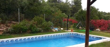 PISCINA PRIVADA EN PROPIEDAD