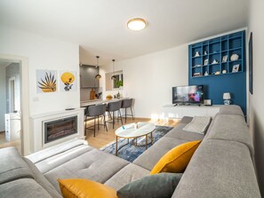 Möbel, Eigentum, Couch, Bilderrahmen, Tabelle, Orange, Interior Design, Fernsehen, Komfort, Wohnzimmer