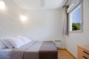 Get a good night sleep in the master bedroom with a Double bed.