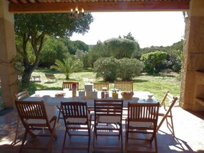 Le jardin vu de la terrasse couverte