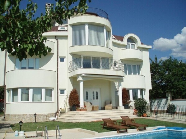 Varna Sleeps 11/12