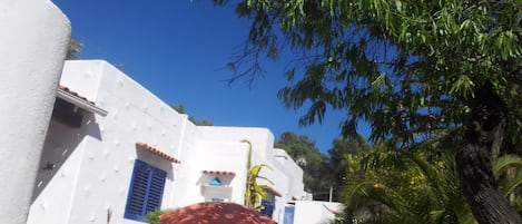 Blick in den unendlichen blauen Himmel über Ibiza