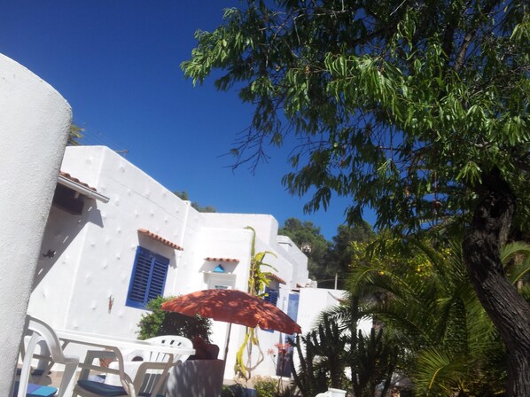 Blick in den unendlichen blauen Himmel über Ibiza