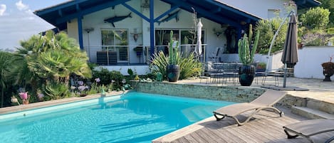 la maison coté piscine avec sa terrasse abritée et chauffée 
