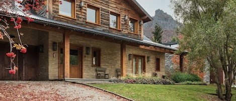 Entrance and front of the house
Entrada y Frente de la casa