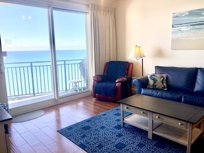 Livingroom with patio grill and spectacular views!