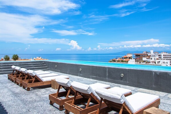  Oceana PH 602, Rooftop pool. (MyPvRentals)