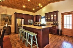 Gourmet Kitchen w/ Island Seating