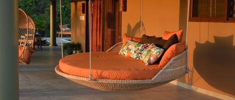 Outdoor suspended bed