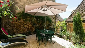 La terrasse jardin avec vue sur la rivière Dordogne. 