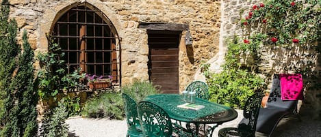 Your terrace garden.
Votre terrasse jardin avec vue Dordogne