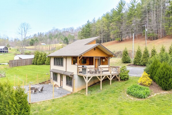 Fletcher Vacation Rental | 1BR | 2BA | 1,200 Sq Ft | Stairs Required