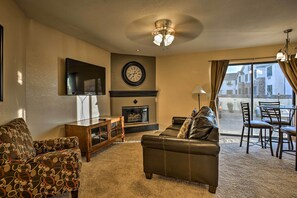 Living Room | Free WiFi | Central A/C & Heating | Smart TLiving Room | Free WiFi