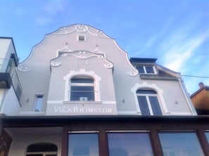 VILLA RHEINSTEIN MIT BALKON UND WINTERGARTEM MIT RHEINBLICK
