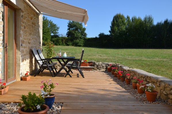 Le Peuplier - outdoor living space, decked dining area