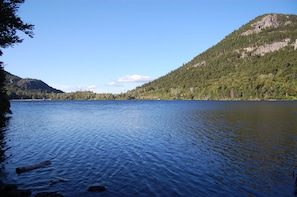 Echo Lake, bike path, boat rental only 3 miles away in Franconia State Park