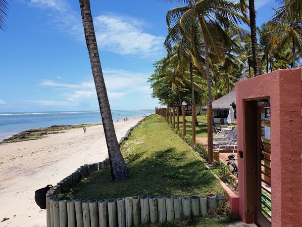 Entrada do condomínio pela praia