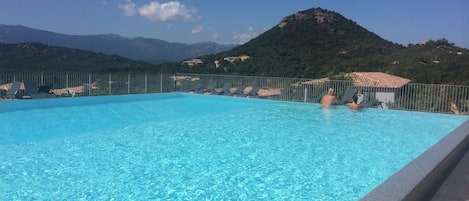 piscine 20x10m, vue sur la montagne, très calme