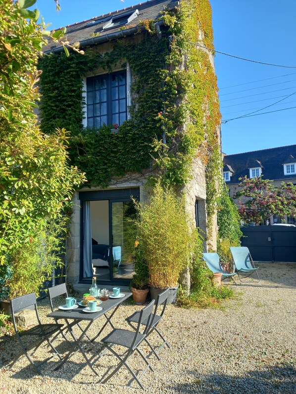 Petit déjeuner sous le soleil dans la cour.