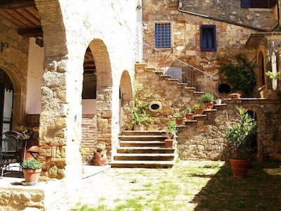 Arianna Wohnung in einem ländlichen Dorf in der Nähe von San Gimignano und Volterra
