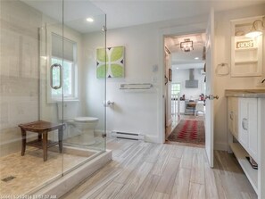 master bath 1st floor