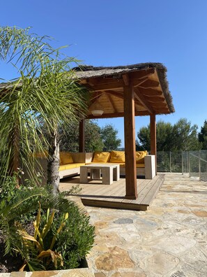 New 2022 tiki house. A great place to relax by the pool. WiFi, fridge, speakers 