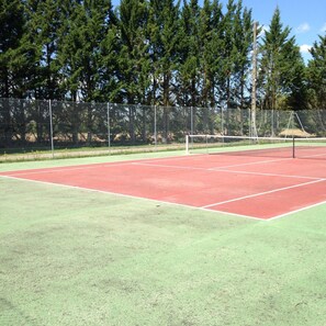 Court de tennis à 6 km