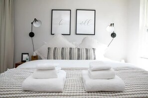 Welcome to Del Ray Delight! Enjoy our three level townhome in the friendly and popular Alexandria neighborhood. Reading lights on either side of bed. Minimalist decor.