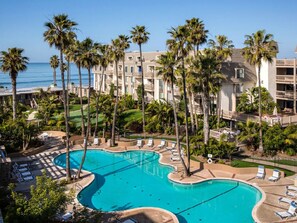 Pool and huge Jacuzzi, heated year around!in the complex Ocean views and sounds!