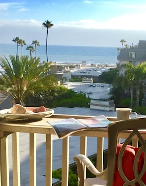 Imagine your self having the morning coffee and your favorite read on our balcon